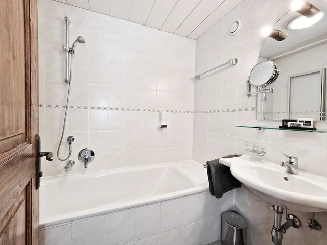 جناح تقليدي بسرير كوين بإطلالة على الجبل مع أريكة، Larchenhof 3/3