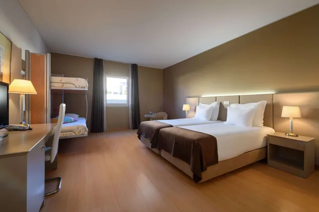 غرفة ديلوكس عائلية بسريرين منفصلين وسرير بطابقين، Tryp By Wyndham Porto Centro Hotel 5/8