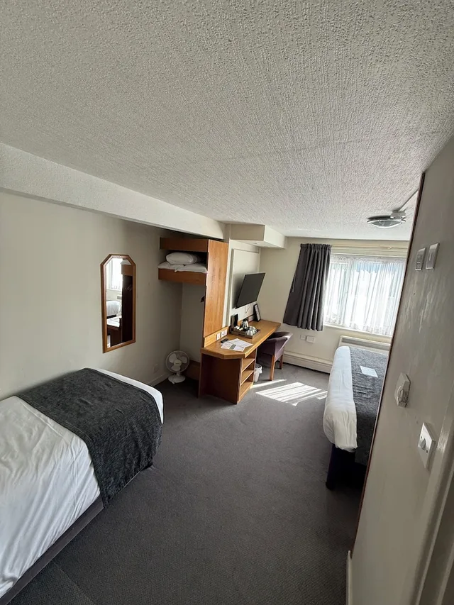 غرفة عائلية بسرير كينج وسرير فردي، Premier Inn Alderley Edge 2/4