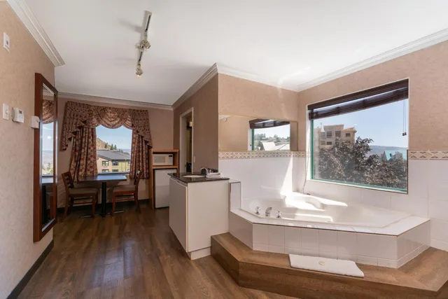 غرفة بسرير كينج بجاكوزي، Prestige Aberdeen Lodge Kamloops 4/6