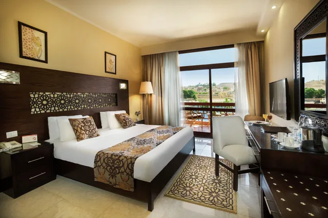 غرفة ثلاثية بسريرين منفصلين بإطلالة على النهر مع أريكة، Pyramisa Island Hotel Aswan 4/5