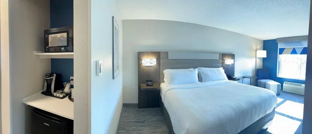 غرفة قياسية بسرير كينج، Holiday Inn Express & Suites Marquette, an IHG Hotel 8/10