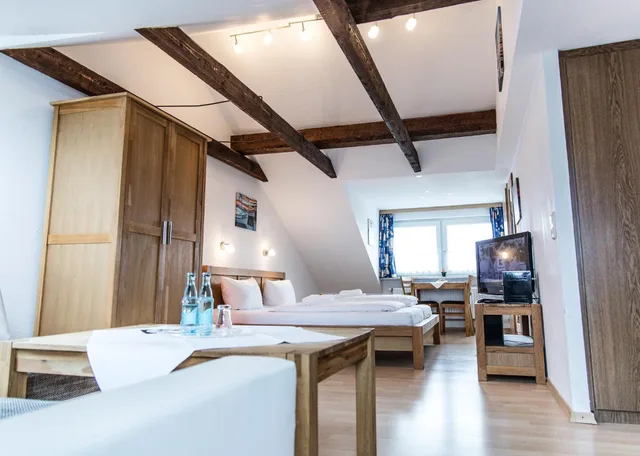 جناح جونيور، Hotel Tum Stuurmann 3/6