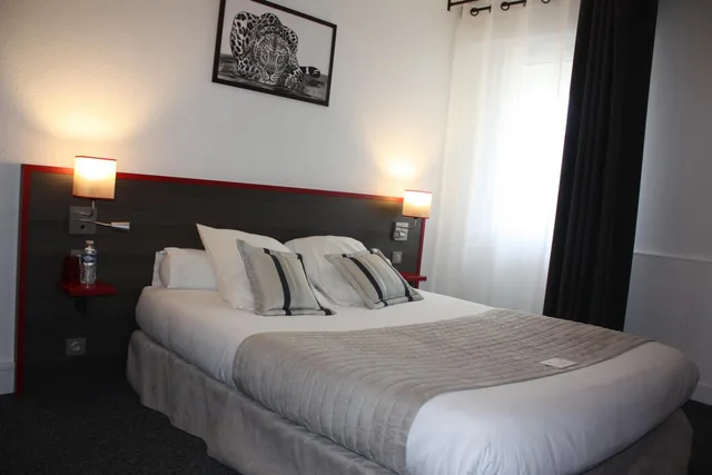 غرفة بسرير مزدوج بإطلالة على المسبح في طابق منخفض، Hotel La Citadelle 3/8