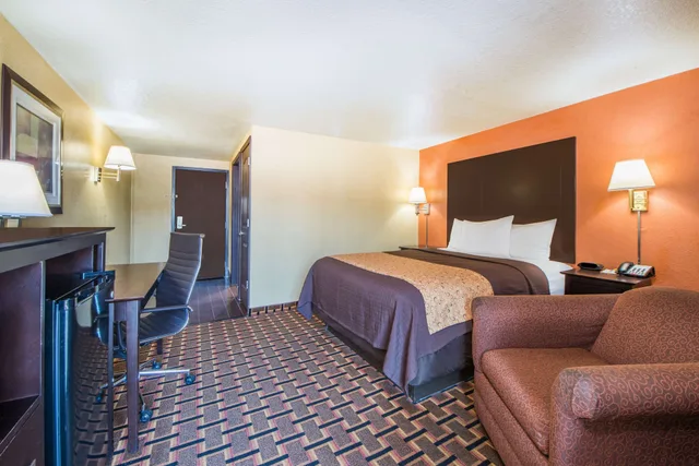 غرفة بسرير كينج للمدخنين، Days Inn by Wyndham Joplin 2/5