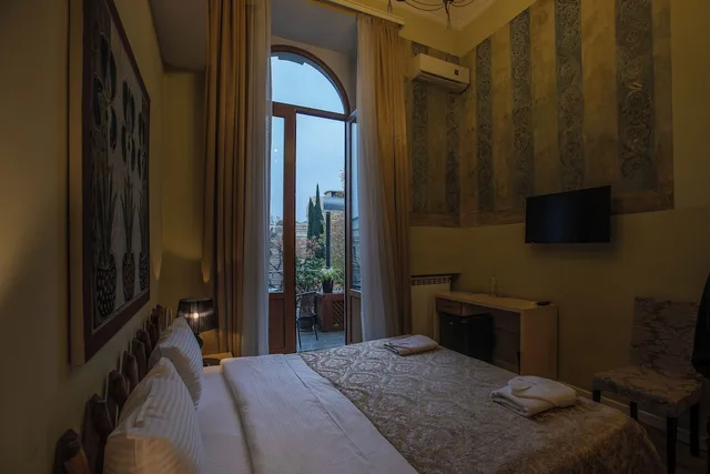 غرفة كلاسيكية بسرير كينج بشرفة، Hotel Rustaveli 4/9
