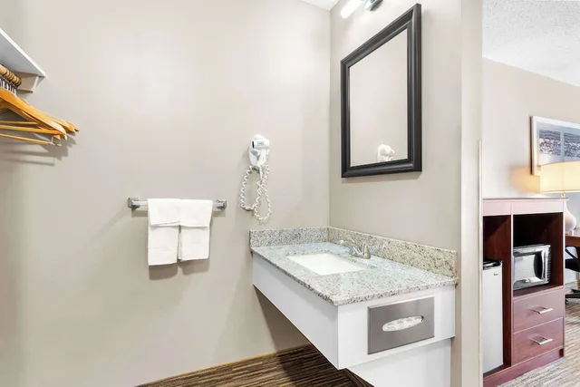 غرفة قياسية بسريرين كوين في الملحق في الطابق العلوي، Quality Inn & Suites Gorham White Mountains 7/7