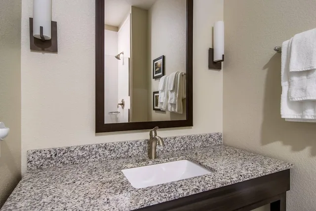 جناح بسرير كينج بشرفة، Comfort Suites Brunswick Town Center 3/5