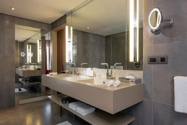 غرفة سوبيريور بسرير كينج بإطلالة على المسبح بشرفة، Radisson Blu Hotel Marrakech Carre Eden 4/4