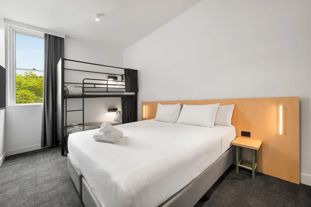 King Plus 2 Singles Ensuite، YHA Sydney Harbour 1/2