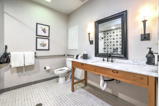 غرفة بسرير كينج مع أريكة لذوي الإعاقة، The Lodge at Healdsburg, tapestry Collection by Hilton 4/5