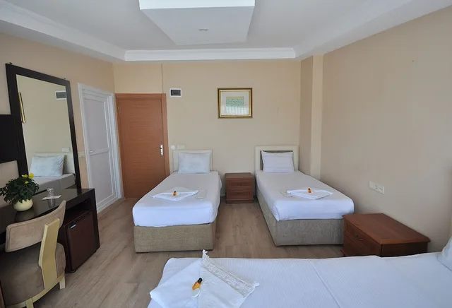 غرفة ديلوكس رباعية بسرير مزدوج وسريرين منفصلين بشرفة بإطلالة جزئية على البحر، Hotel Baykal 1/3