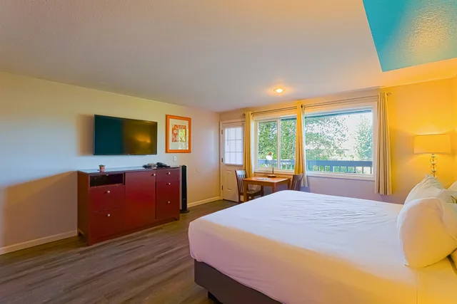 غرفة بسرير كينج بإطلالة على النهر بمطبخ صغير، Coast River Inn by OYO Seaside 2/6