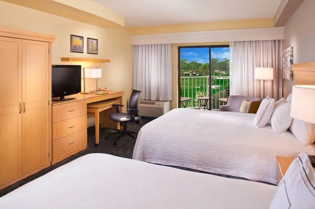 غرفة بسريرين كوين بشرفة، Courtyard by Marriott Sandestin at Grand Boulevard 1/12