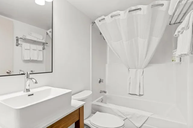 1 Bedroom, Deluxe, Suite, King Bed, Sofa, Travelodge Suites by Wyndham Regina / Eastgate Bay 4/4
