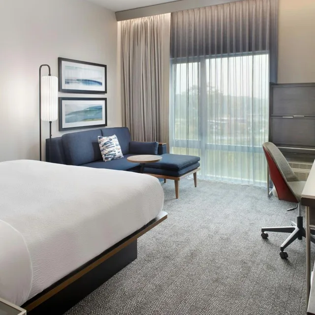 Guest Room, Standard, King Bed, Accessible, Courtyard BY Marriott Atlanta Covington 2/6