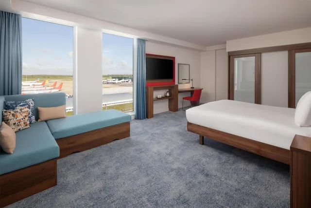 Room, Queen Bed, Runway View, Sofa, Accessible، Hampton By Hilton London Stansted Airport 8/10