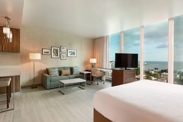 غرفة بسرير كينج بإطلالة على البحر مع أريكة، Residence Inn by Marriott Panama City 5/10