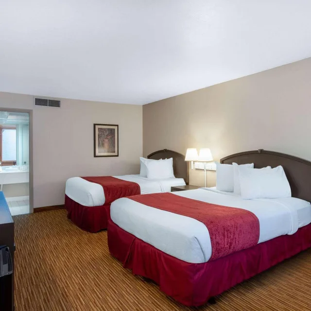 Courtyard, Standard, 2 Queen Beds، Ramada by Wyndham Kissimmee Gateway 1/7