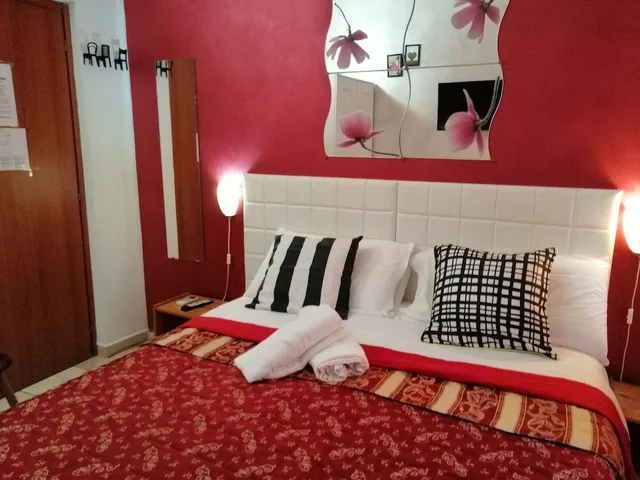Room, Queen Bed, Shared Bathroom, Roman Holidays Hostel 2/6