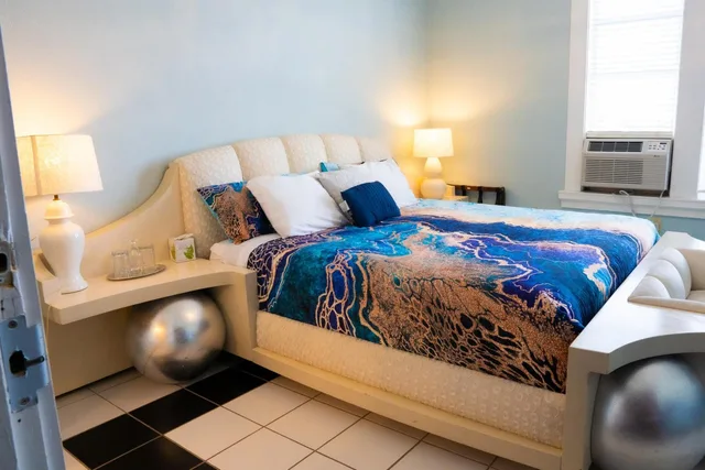 Retro, Style, Deluxe, King Bed، Oak Tree Hotel 2/10