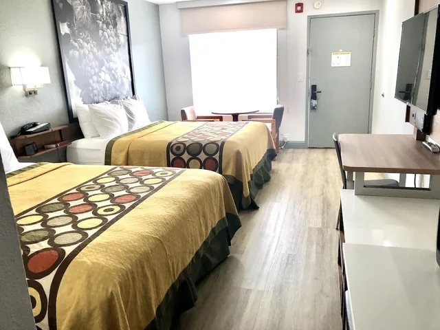 غرفة بسرير كوين وسرير فردي، Super 8 by Wyndham Fort Bragg 4/10