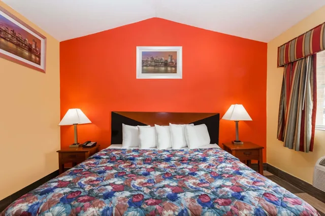 غرفة بسرير كينج، Travelodge by Wyndham Jersey City 2/3