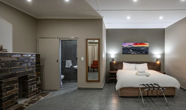 غرفة بسريرين منفصلين بحمام خاص، Calvinia Hotel by Country Hotels 3/7