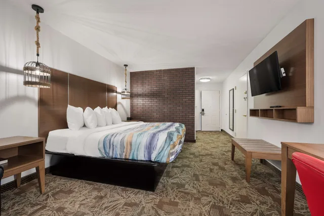 Standard, King Bed, Accessible, SureStay Hotel by Best Western Tuscaloosa Southeast 2/8