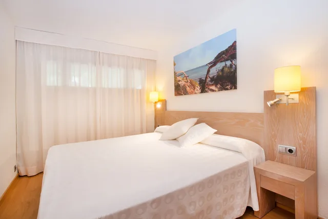 غرفة عائلية بسريرين منفصلين بإطلالة على الحديقة مع أريكة، Iberostar Waves Pinos Park 1/2