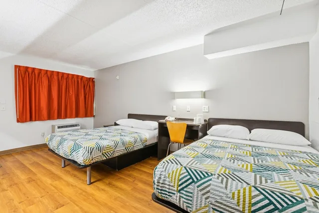 Deluxe, 2 Double Beds, Motel6 Piscataway, NJ 1/10