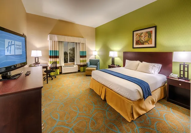 غرفة قياسية بسرير كينج، Holiday Inn Express Hotel & Suites Red Bluff-South Redding Area 1/3