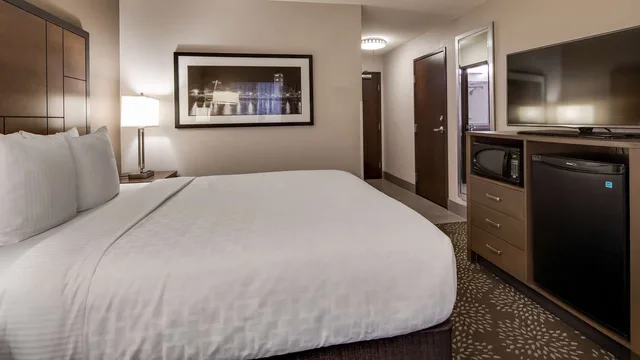 غرفة بسرير كوين، Best Western Plus Spokane North 2/3