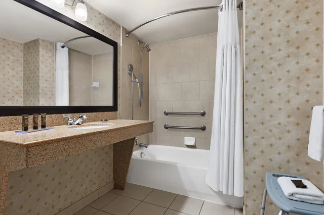 غرفة بزنس بسريرين كوين لذوي الإعاقة، Wingate by Wyndham Southport 5/6