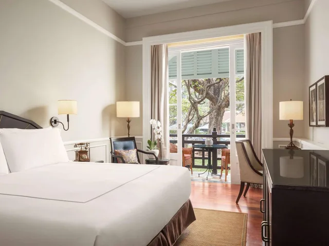 State, King Bed, Garden View, Raffles Hotel Le Royal 3/10