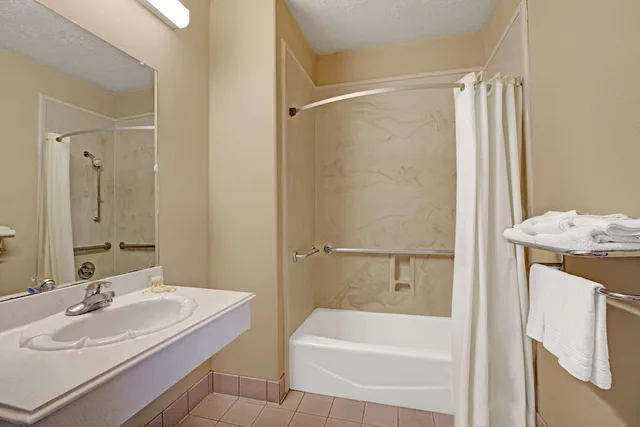 جناح بسريرين كوين، Days Inn & Suites by Wyndham Houston North/Spring 3/6