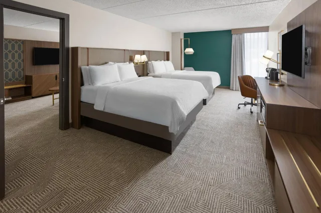جناح بسريرين كوين بغرفة نوم واحدة مع أريكة، Holiday Inn Morgantown Reading Area 3/6
