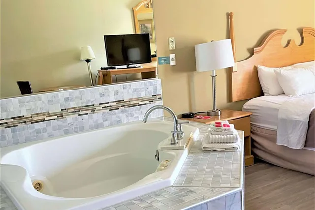 غرفة بسرير كينج بجاكوزي، Econo Lodge Newport Smoky Mountains Gateway 9/9
