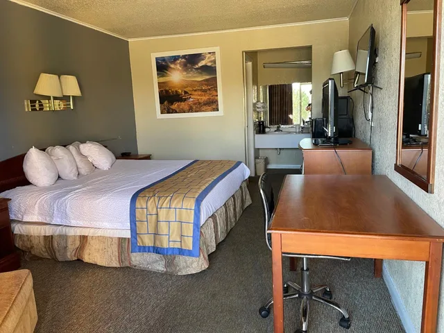 غرفة بسرير كينج، MAGNUSON HOTEL OPELIKA 2/8