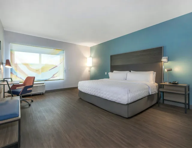 Room, King Bed, Accessible, Tru by Hilton Wilmington Wrightsville Beach 2/6