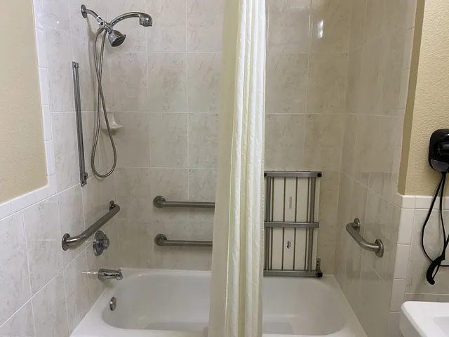غرفة بسرير كينج لذوي الإعاقة، Red Lion Inn & Suites IAH Airport East 3/4