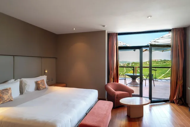 غرفة جونيور بسرير كينج بشرفة، Il Boscareto Resort Spa 1/10