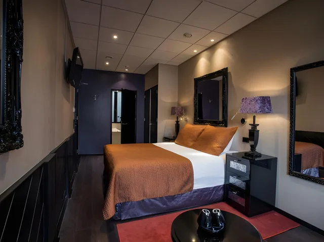 غرفة فاخرة كبيرة بسرير كوين بإطلالة على القناة بحوض استحمام، HAMPSHIRE BOUTIQUE HOTEL SEBASTIANS 2/2