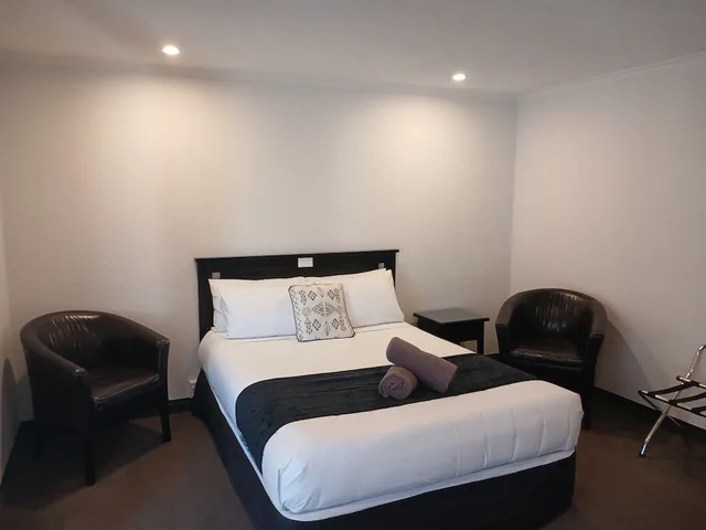 جناح بسرير كوين وسرير فردي بغرفة نوم واحدة، Palm City Motor Inn 2/6