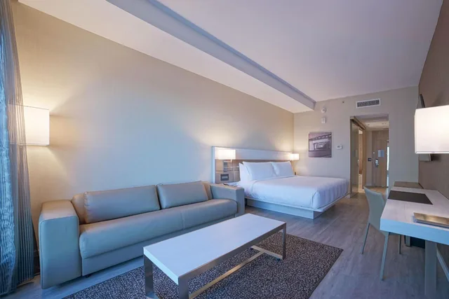 Premium, King Bed, Promenade View, Sofa, Accessible، AC Hotel by Marriott Fort Lauderdale Airport 4/10