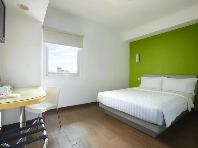 Smart, Hollywood, King Bed, Amaris La Codefin Kemang 1/10