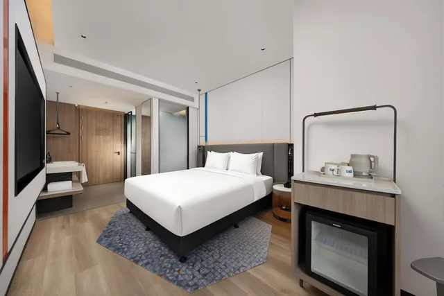 Standard, King Bed, Street View، Holiday Inn Express Shanghai Jing An Xikang Road by IHG 3/10