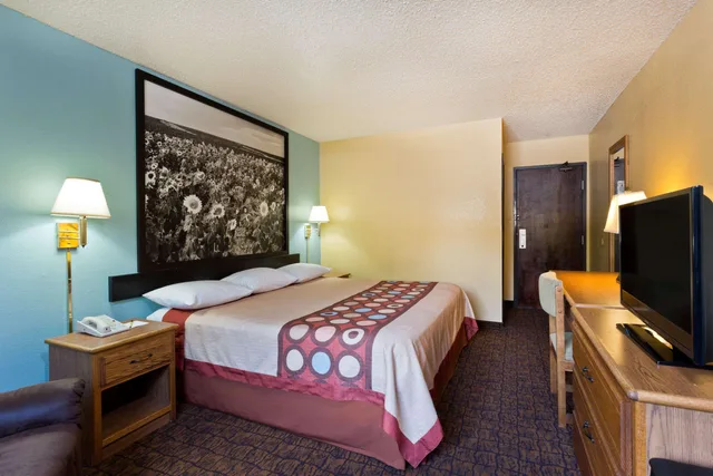 Room, King Bed, Smoking, Super 8 By Wyndham Lexington Park/California Area 1/1