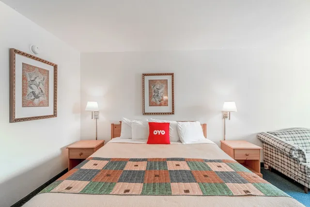 غرفة بسرير كينج، Hotel O Eureka Springs - Christ of Ozark Area 5/10