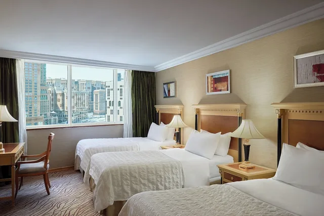 غرفة بريميوم بثلاثة أسرّة، مريديان مكة(Le Meridien Makkah) 3/10